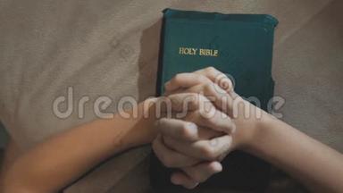 小生活方式女孩神圣圣经祈祷与圣经在她的手中。 天主教神圣的圣经。 儿童和